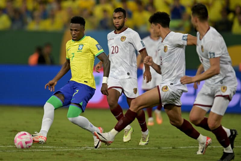 Vini Jr em campo em Brasil x Venezuela; Com a participação de ex-Flamengo, jogo terminou empatado em 1 a 1 pelas Eliminatórias para Copa do Mundo