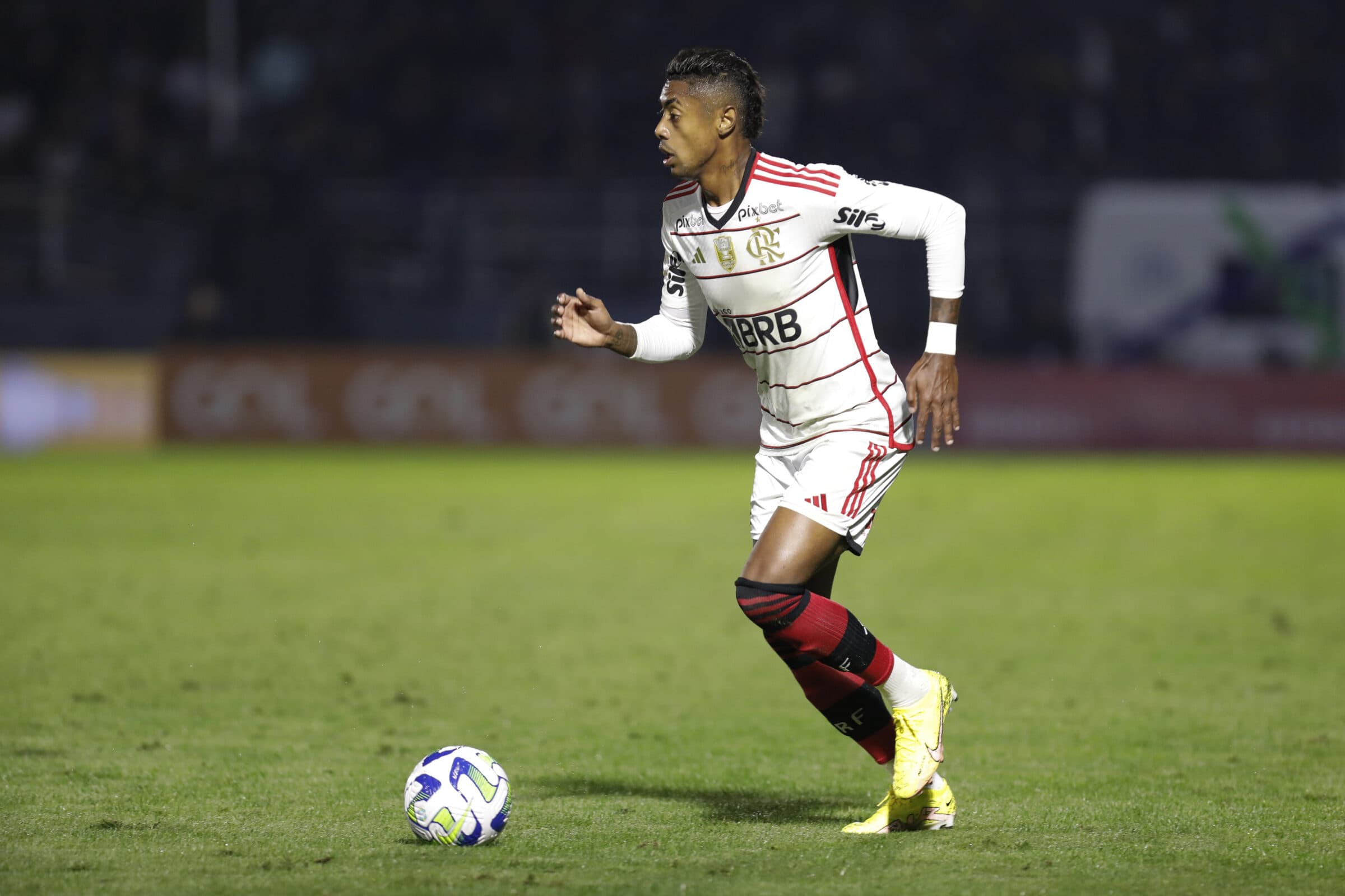 Ciente o futuro indefinido no Flamengo, Olympiacos tenta seduzir Bruno Henrique com uma "proposta perfeita"