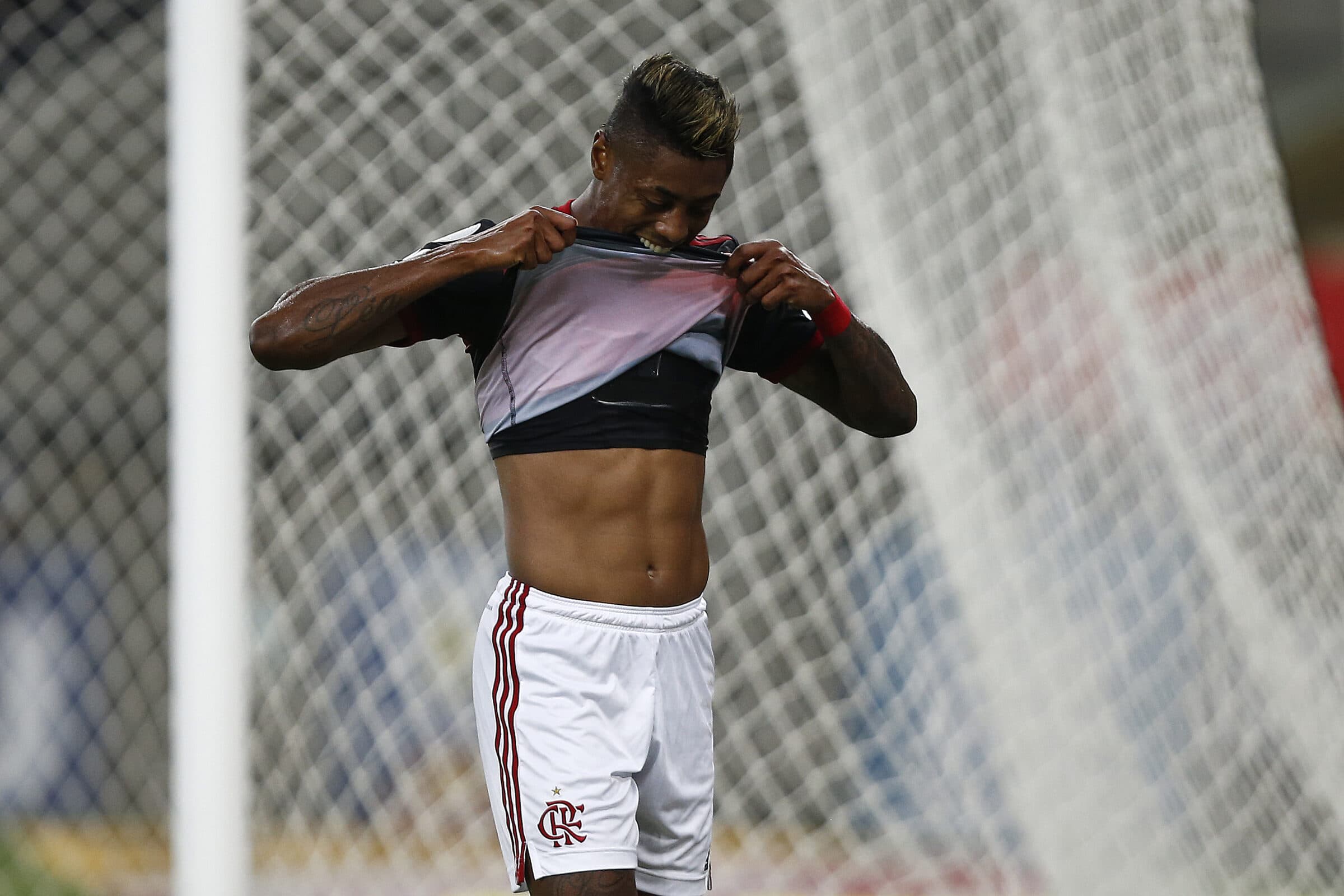 Bruno Henrique segue tentando renovação com Flamengo enquanto Palmeiras se anima