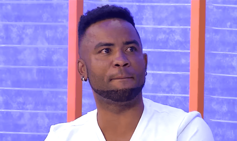 Carlos Alberto discute e quebra carro no condomínio onde mora no Rio de Janeiro; jogador acumula polemicas desde que sofreu caneta humilhante de Arrascaeta, do Flamengo