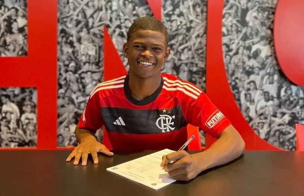 Douglas Telles assina primeiro contrato profissional com o Flamengo