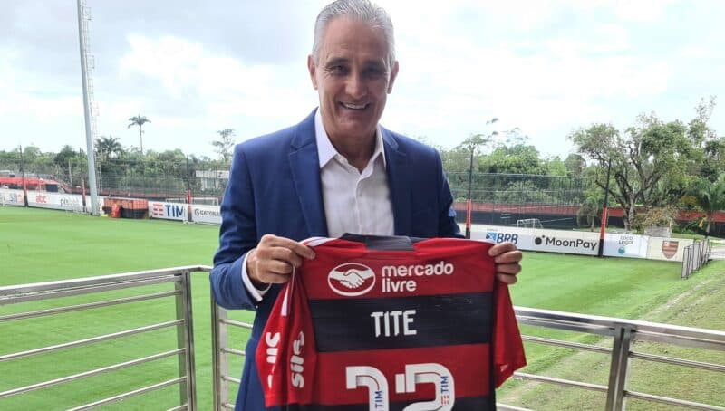 Tite posa com a camisa do Flamengo no Ninho do Urubu; Diego Ribas comenta fórmula de 2019 e 2022 que treinador pode repetir no clube