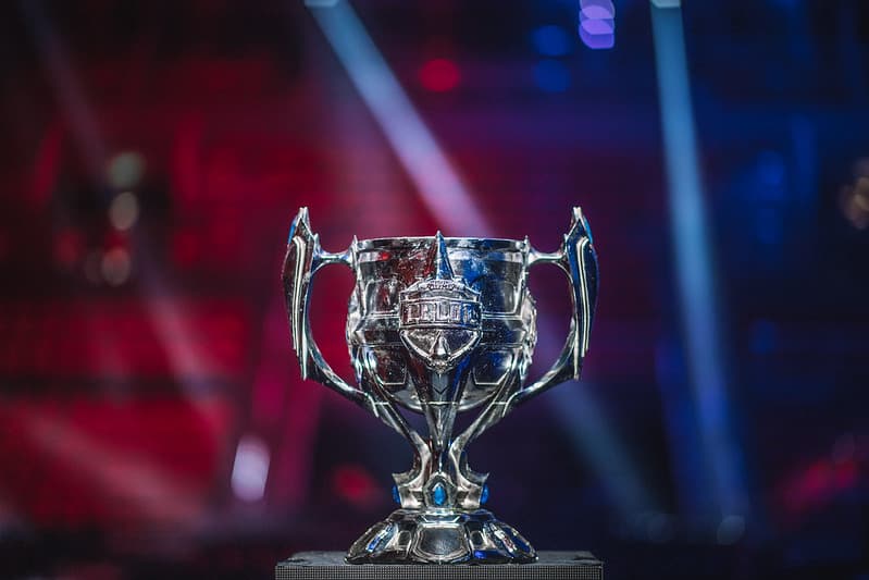 Time de LOL do Flamengo comemora título do CBLOL em ginásio lotado de torcedores rubro-negros