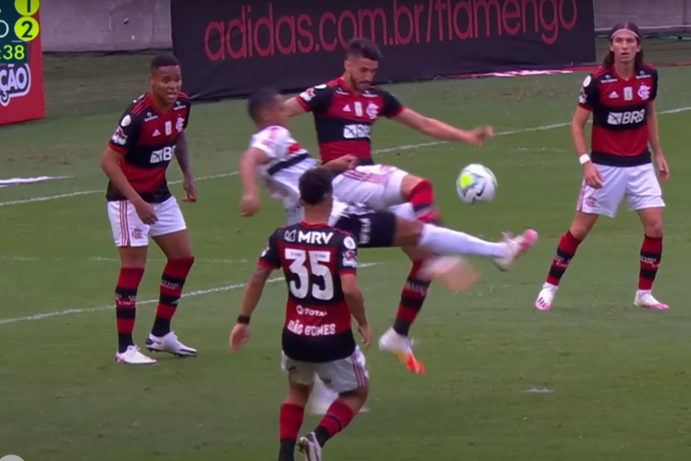 Antis e mídia reclamam de pênalti em Bruno Henrique contra o Bahia marcado pelo VAR, mas arbitragem já marcou falta em lances parecidos contra o Flamengo e a favor de São Paulo e Botafogo