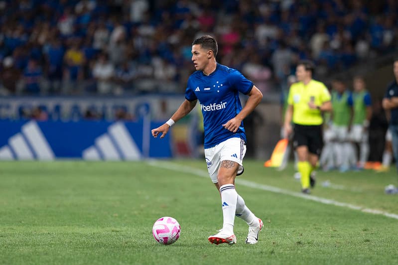 Mateus Vital em campo pelo Cruzeiro x Flamengo; jogador foi "heroí" em título do Flamengo na Copa do Brasil