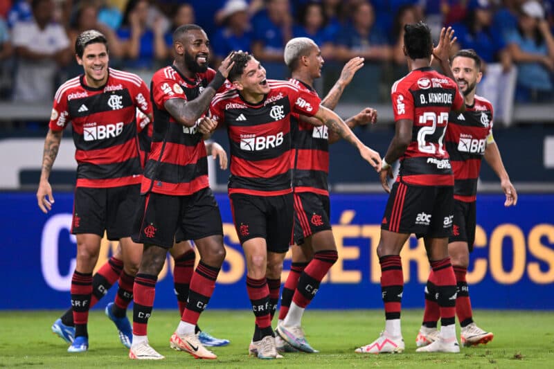 Jogadores do Flamengo comemoram gol sobre o Cruzeiro; Clube está em situação melhor do que no Brasileirão 2009