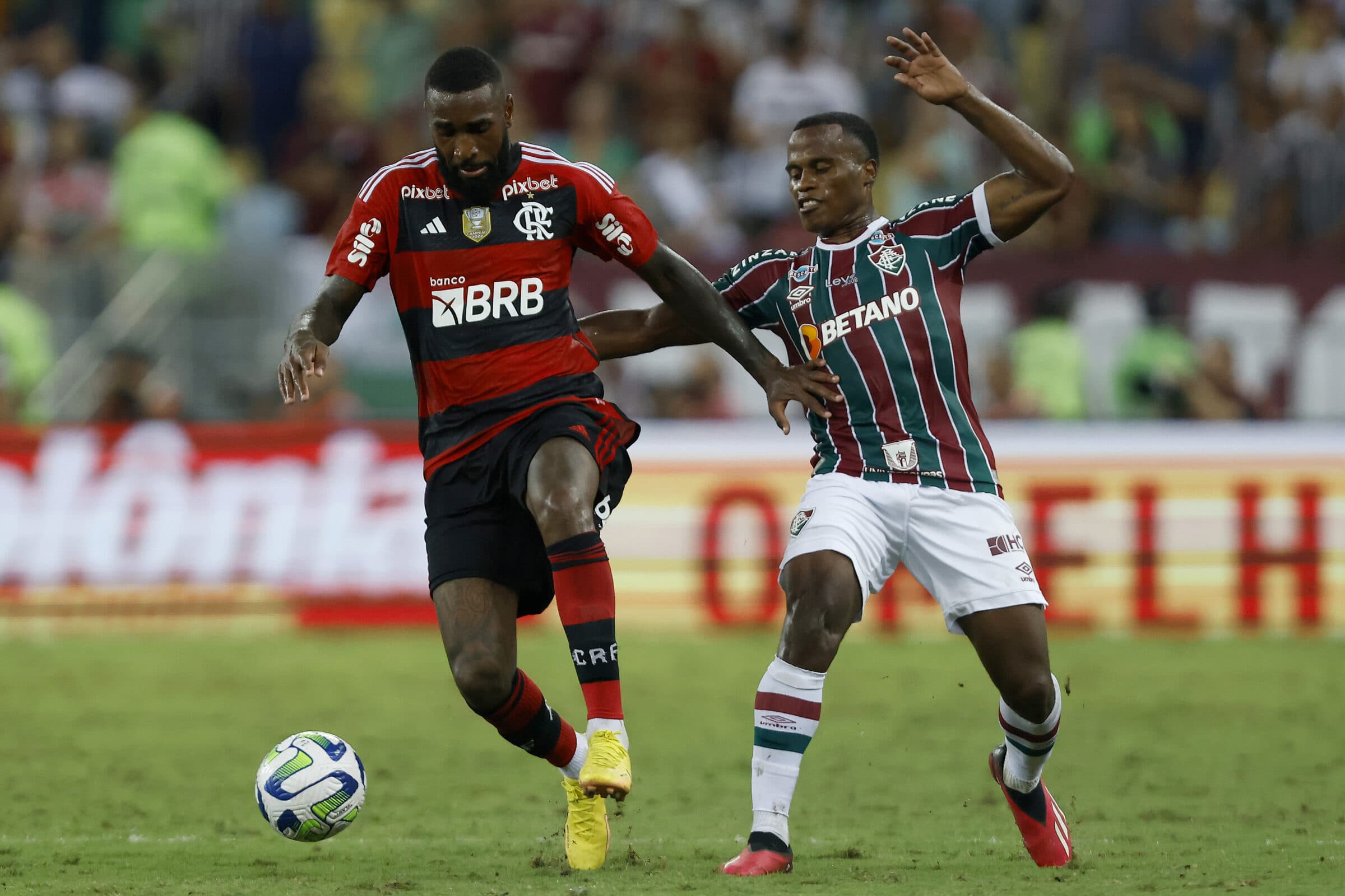 Gerson e Arias disputam a bola durante Fla x Flu; veja palpites e análises dos comentaristas