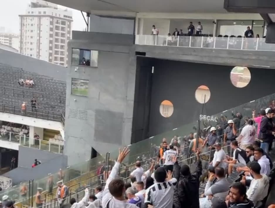 Locutor da Vila Belmiro provoca Vasco