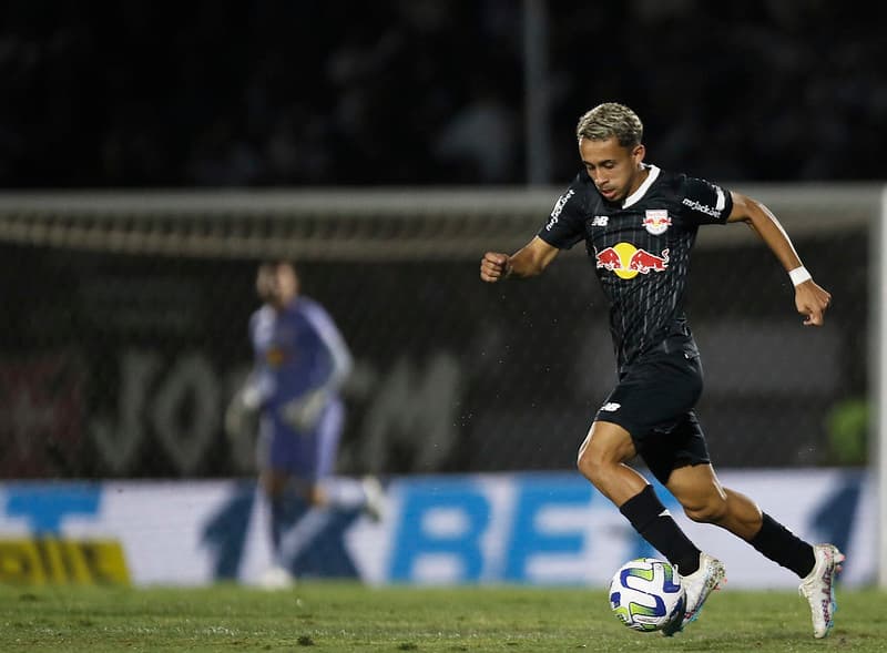 Matheus Gonçalves, ex-Flamengo, em campo pelo Bragantino no Brasileirão; Garoto do Ninho ajudou em vitória sobre o Palmeiras