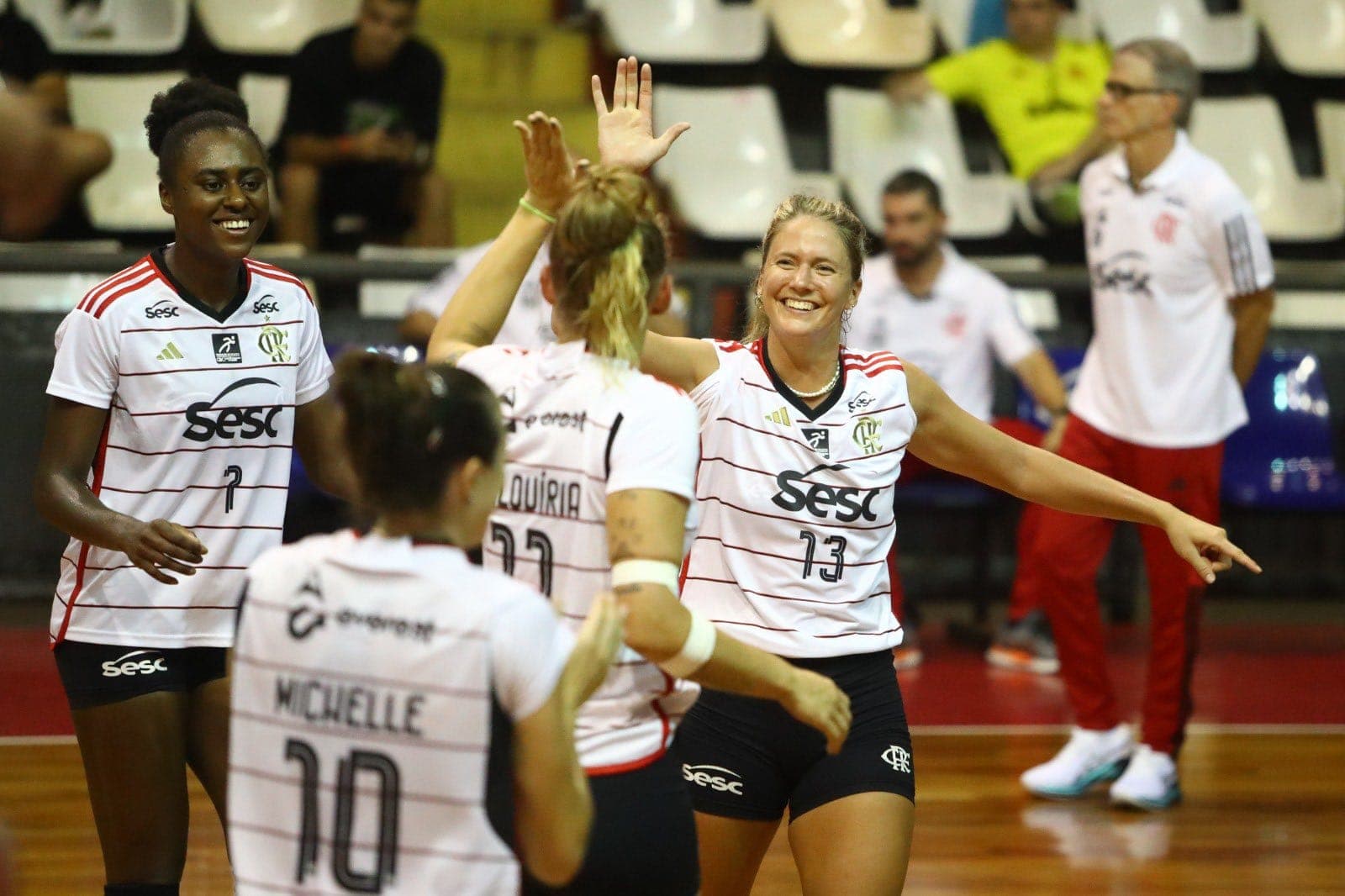 Time do Flamengo comemora ponto em jogo da Superliga Feminina; Veja informações de ingressos para jogo contra o Praia Clube no Maracanãzinho