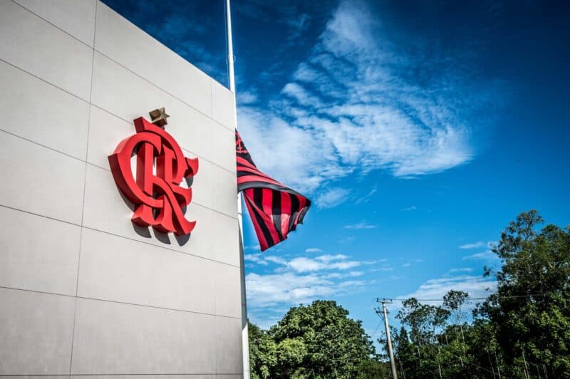 Ninho do Urubu com escudo e bandeira do Flamengo; Previsão orçamentária para 2024 prevê receita bilionária