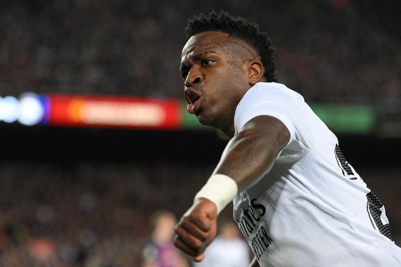 Vinícius Júnior durante um duelo entre Real Madrid e Barcelona