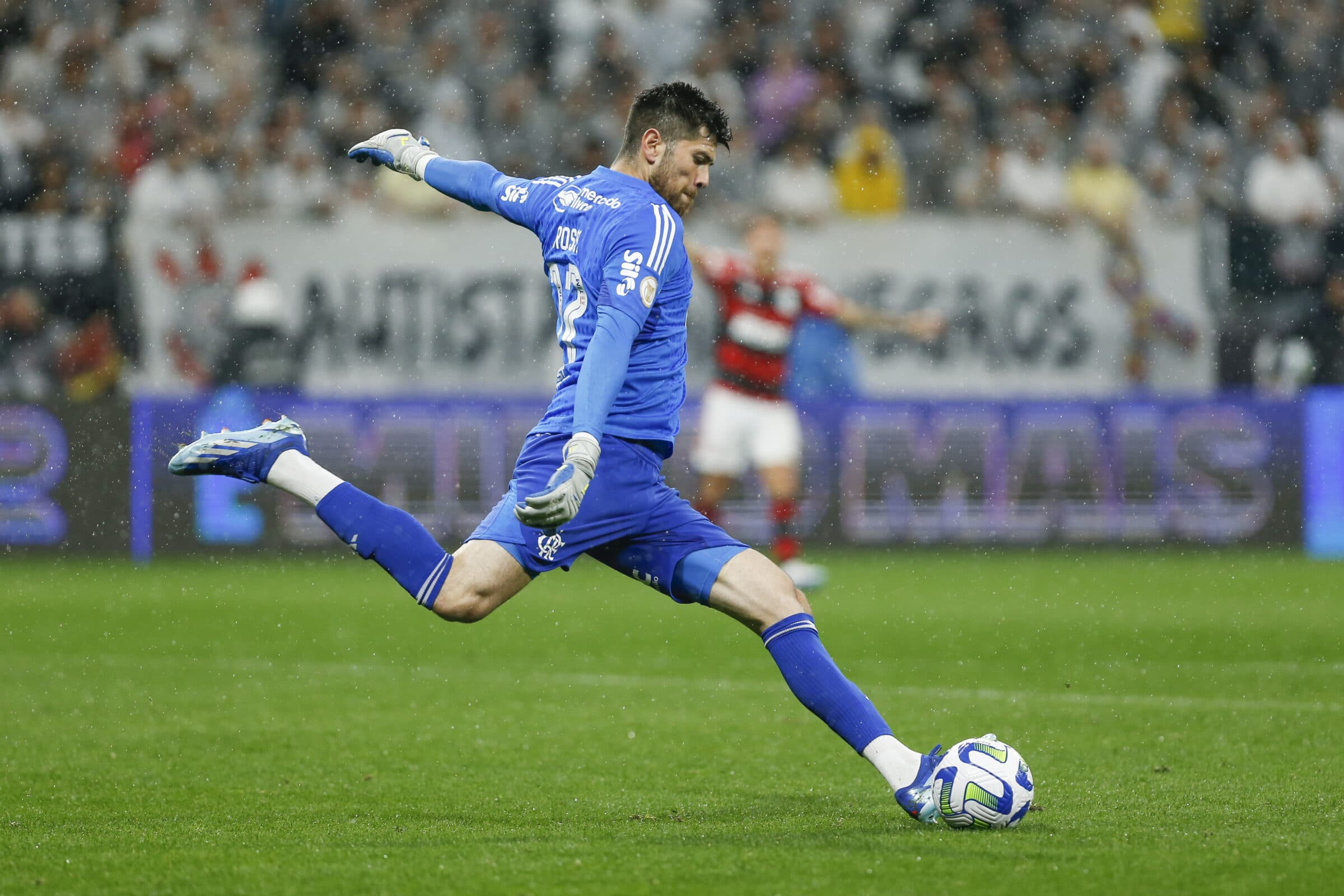 Agustín Rossi fecha o gol contra o Cruzeiro, garante vitória do Flamengo e recebe elogios na web