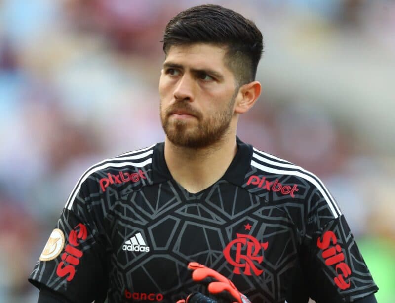 Rossi em campo pelo Flamengo; Torcedores opinam se goleiro é o nome ideal para o Flamengo