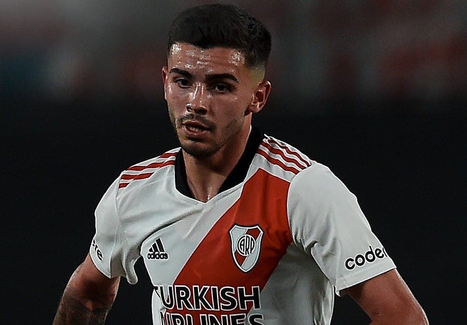 Santiago Simón, alvo do Flamengo, em campo pelo River Plate