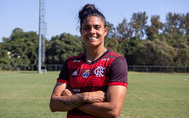 Sole Jaimes coma a camisa do Flamengo; atacante está grávida e irá acompanhar jogo entre Flamengo e Botafogo na Gávea