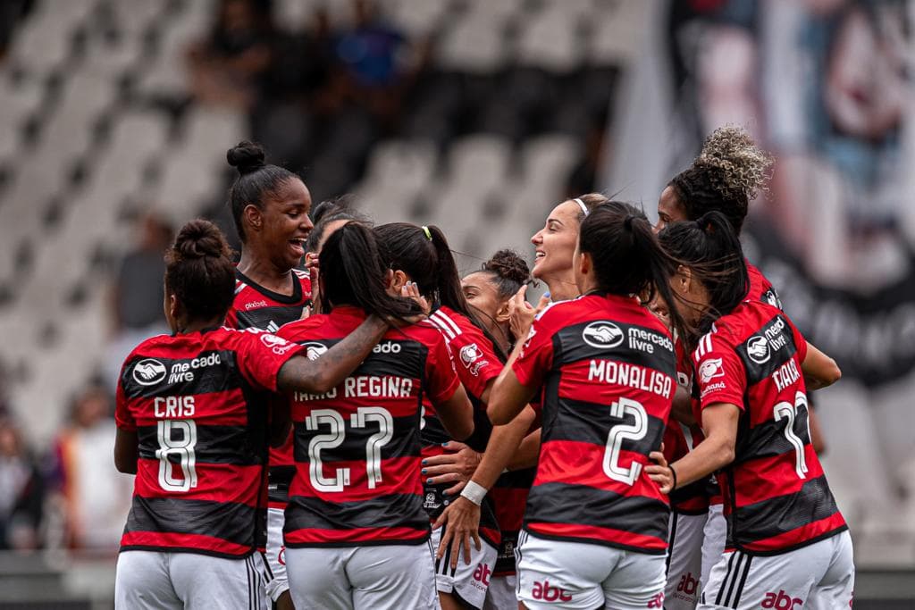 Time feminino do Flamengo comemora vitória