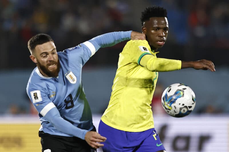 Vinícius Júnior não teve uma boa atuação diante do Uruguai, e seu posicionamento na Seleção Brasileira foi alvo de questionamentos