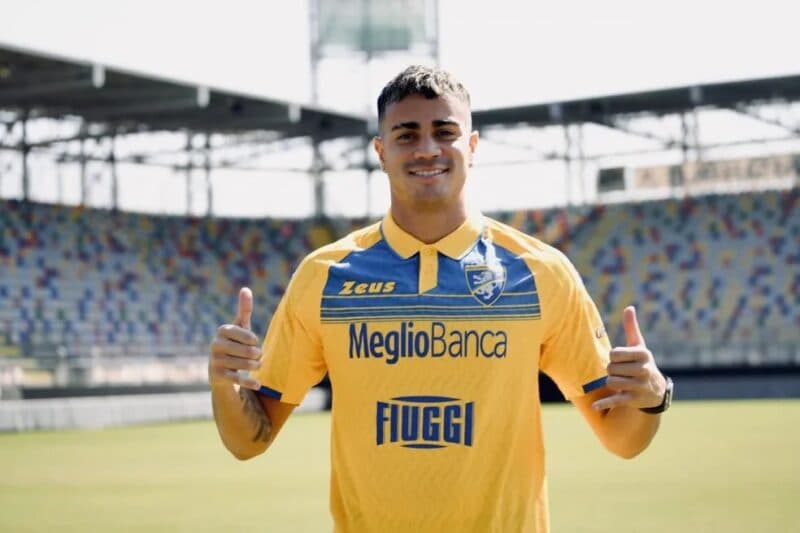 Reinier acena com a camisa do Frosinone; meia ex-Flamengo celebrou sequência e boa fase no Frosinone