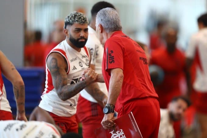 Tite e Gabigol em treino do Flamengo; Treinador revela que conversou com o atacante sobre a não convocação para a Copa do Mundo e falou sobre dupla com Pedro