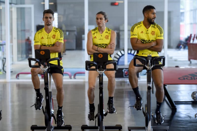 Rodrigo Caio, Filipe Luís e Pablo em treino do Flamengo; sistema defensivo deve passar por mudanças em reformulação para a próxima temporada