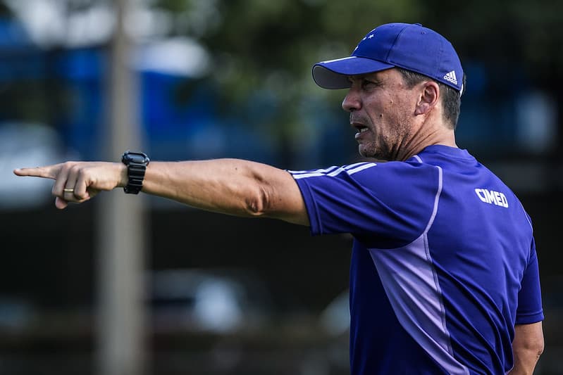 Zé Ricardo em treino do Cruzeiro; técnico corta Gilberto antes de enfrentar o Flamengo