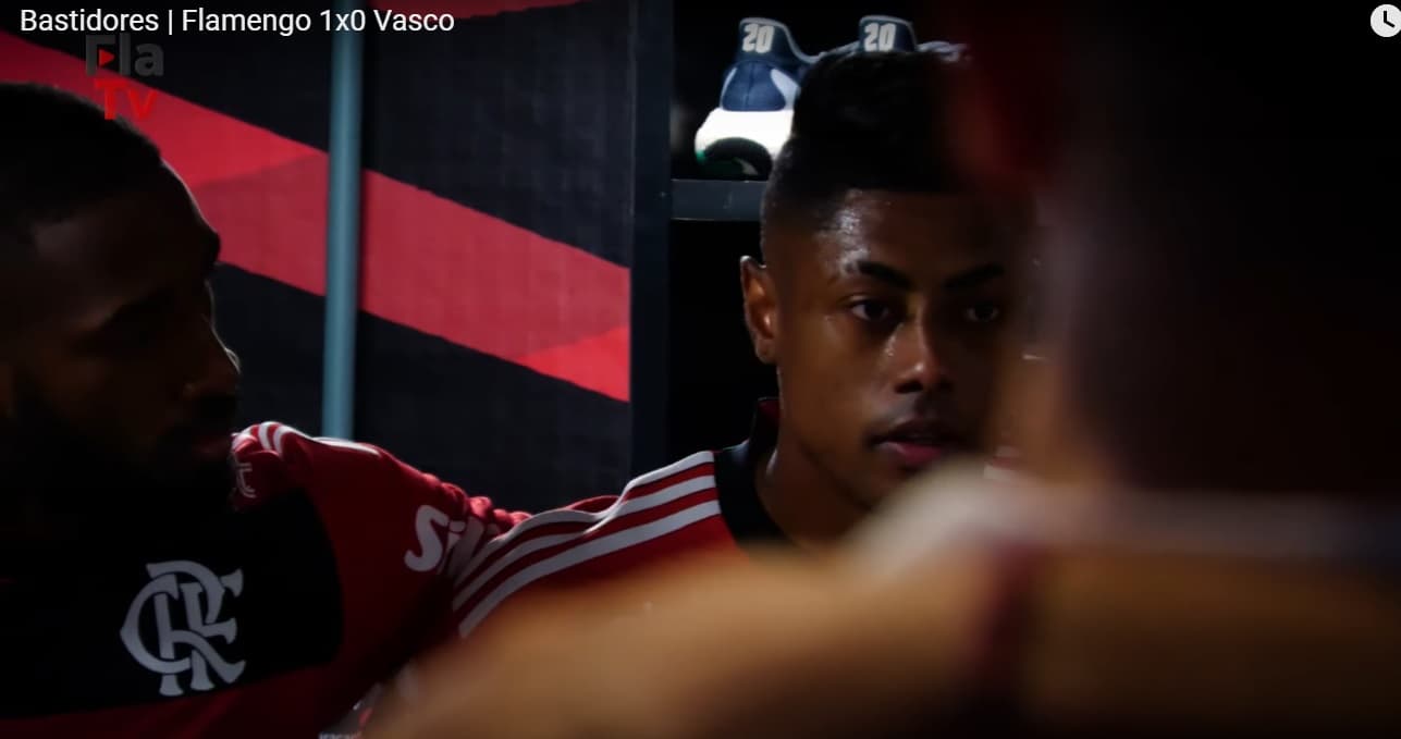 bruno henrique no vestiário do flamengo antes de pegar o vasco