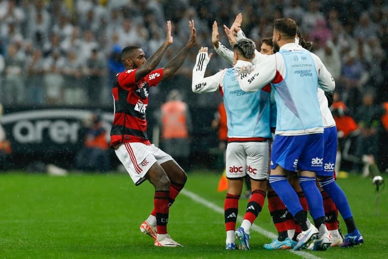 Gerson comemora gol do Flamengo contra o Corinthians pelo Brasileirão