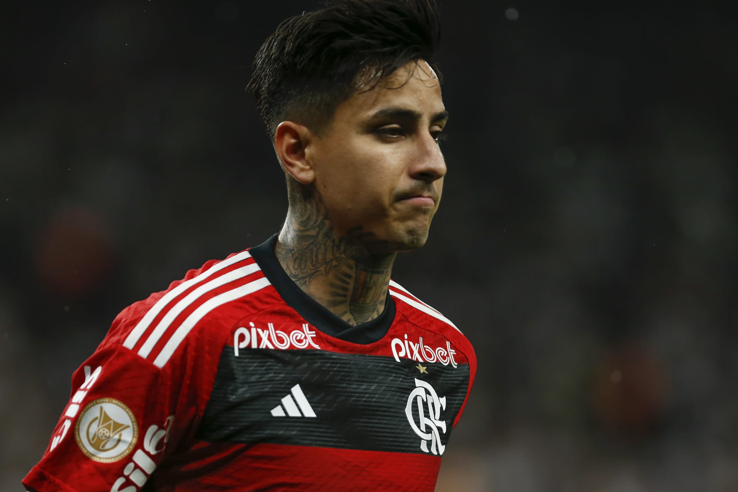 Pulgar é um dos pendurados do Flamengo contra o Vasco e pode ser desfalque contra o Grêmio; Suárez já não enfrenta Fla