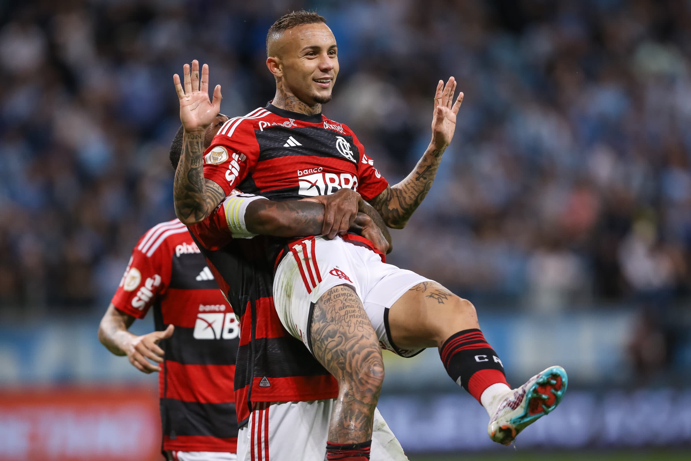 Everton Cebolinha sendo carregado por Gerson após abrir o placar em Flamengo x Grêmio; atacante titular contra o Fluminense, Gabigol nas redes sociais e as últimas notícias
