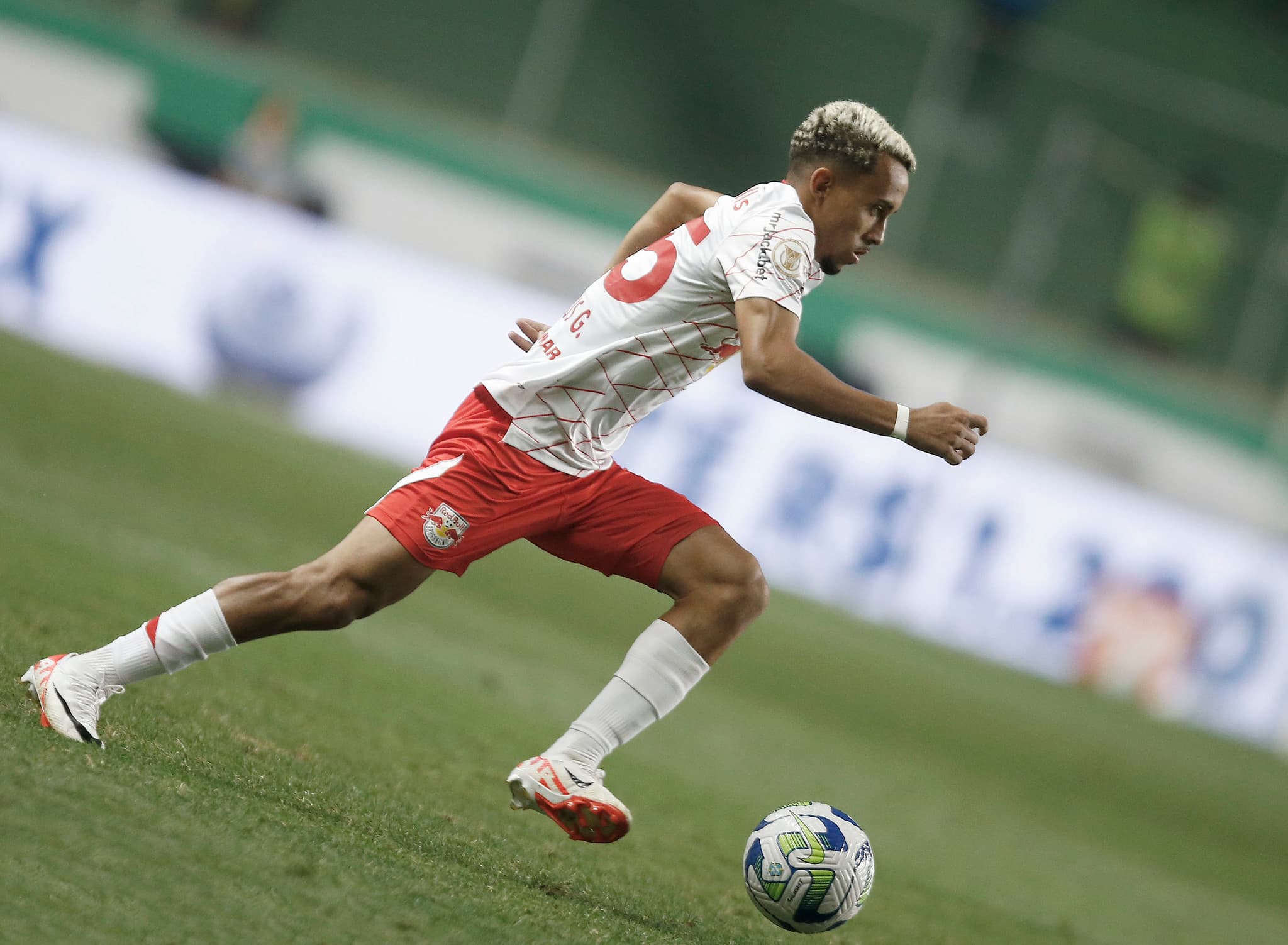 Emprestado pelo Flamengo ao Bragantino, Matheus Gonçalves chama atenção nas estatísticas do Brasileirão com suas habilidades em campo
