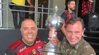 Celular de Mauro Cid tem selfies com taça Libertadores e jogadores do Flamengo no dia da eleição