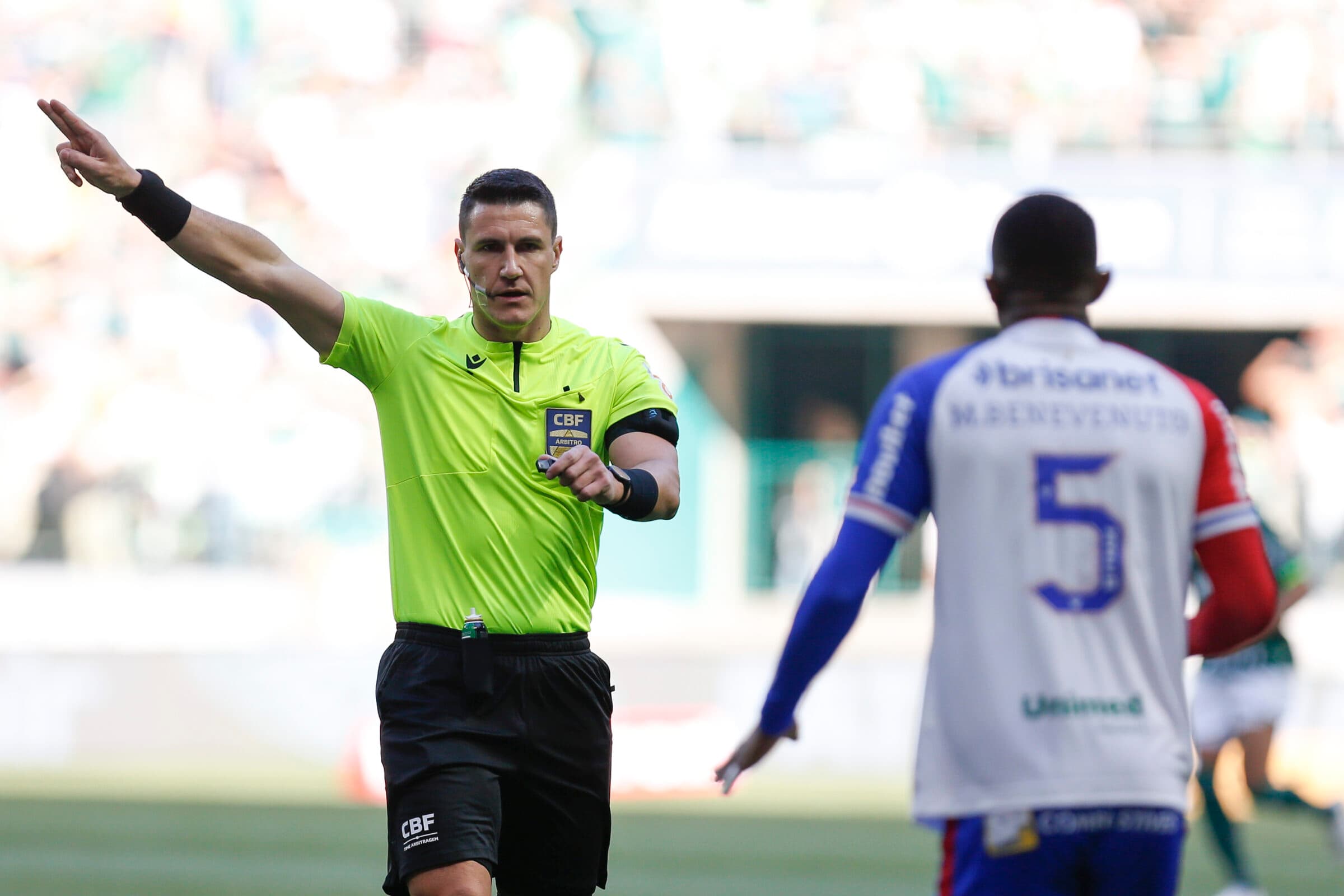 A CBF definiu Rafael Klein como chefe da arbitragem para Flamengo x Santos no Campeonato Brasieiro. A bola rola nesta quarta (1/11), às 20h no Mané Garrincha.