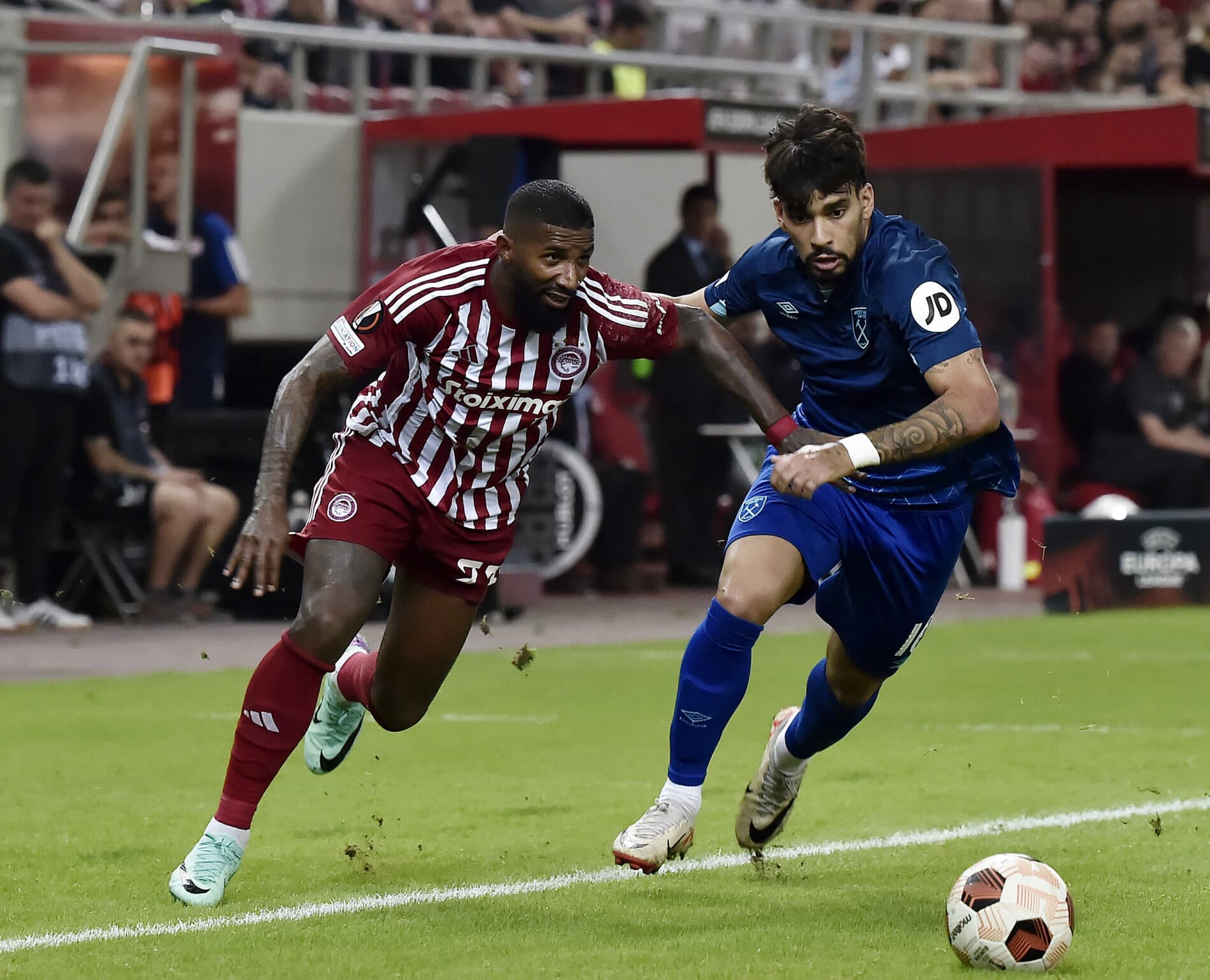 Rodinei e Lucas Paquetá em disputa na Europa League em Olympiacos x West Ham