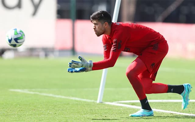 Rossi encarou Fábio Santos na primeira penalidade pelo Flamengo, mas o lateral do Corinthians foi melhor na cobrança