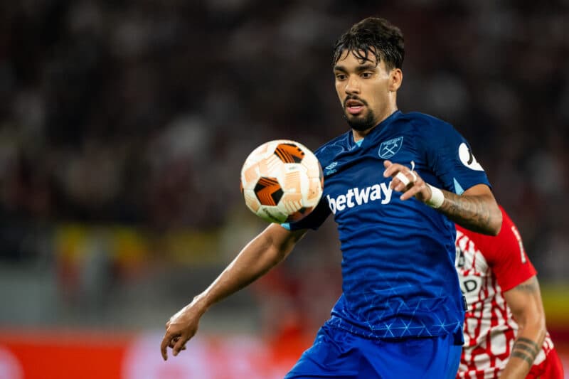 Lucas Paquetá em campo com a camisa do West Ham