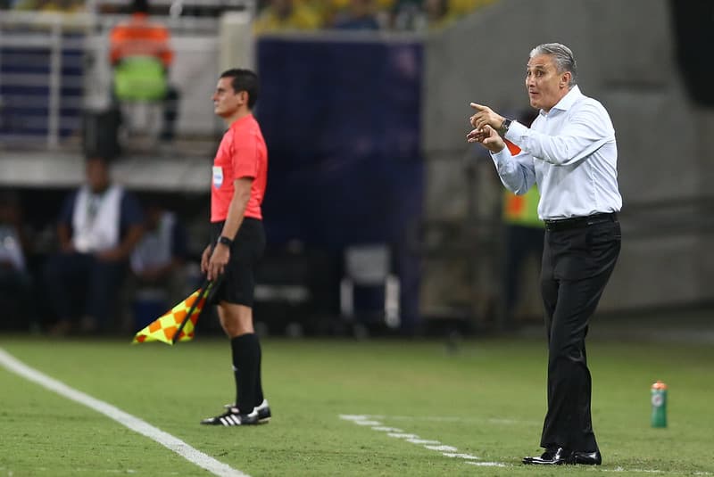 Tite à beira do campo na Seleção Brasileira em 2016; estreia na seleção dá esperanças para jogo Flamengo x Cruzeiro