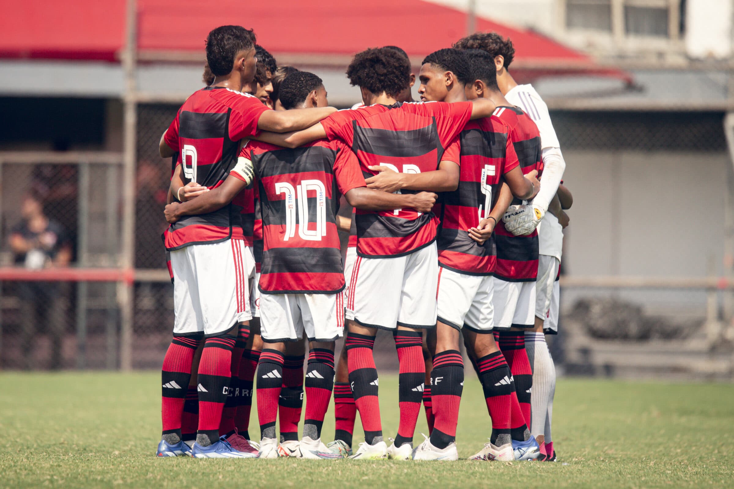 Neste sábado (18) tem Flamengo x Fluminense em partida de ida da final do Campeonato Carioca Sub-15, jogo com transmissão ao vivo