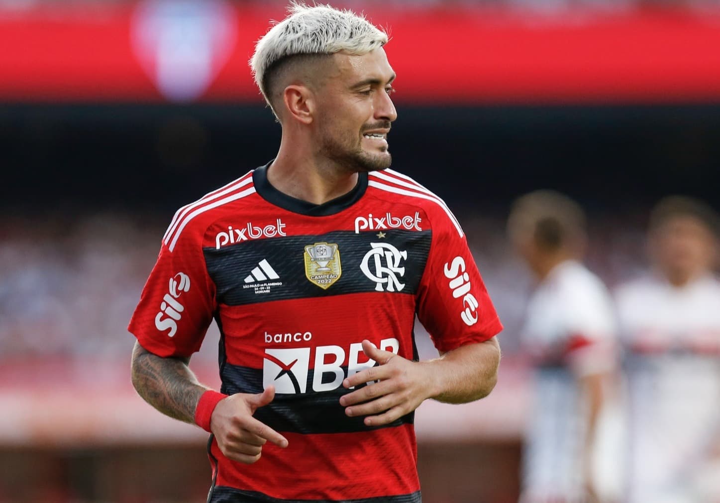 Arrascaeta faz careta em campo pelo Flamengo, no Brasileirão