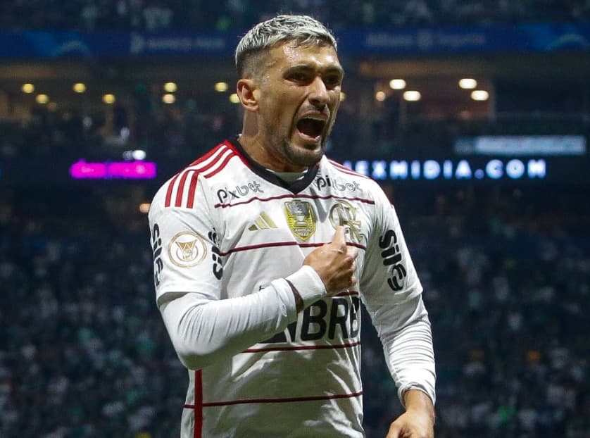 Arrascaeta grita e aponta para escudo do Flamengo após gol marcado pelo time no Brasileirão