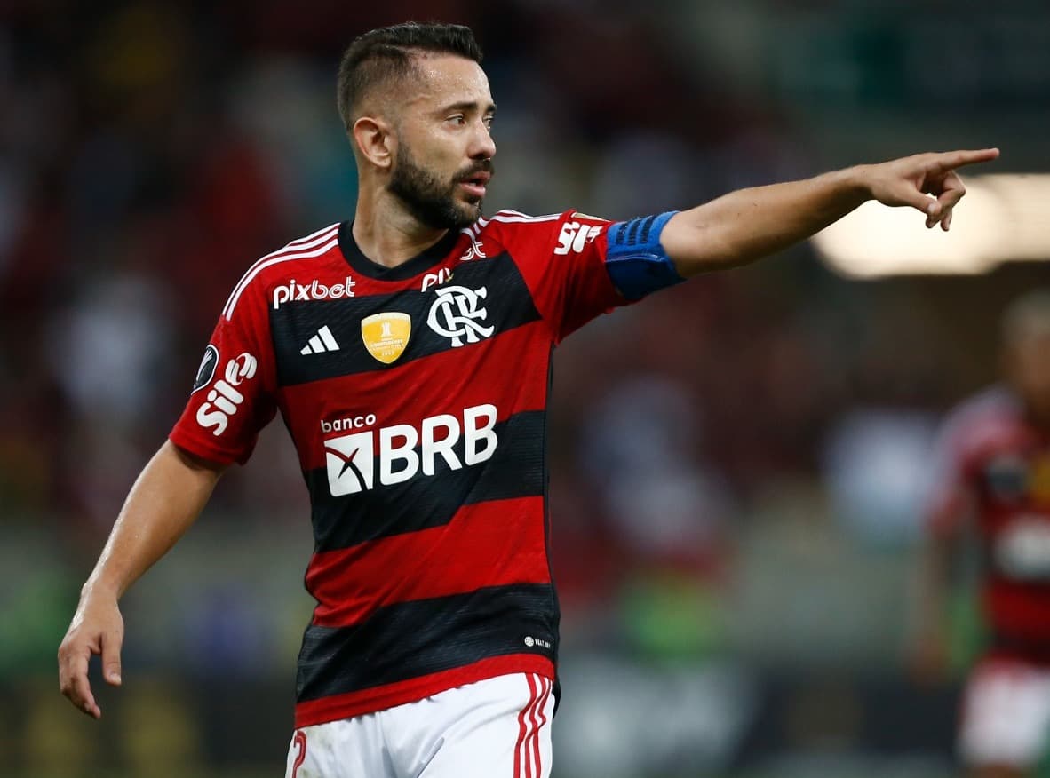 Everton Ribeiro aponta para trás durante jogo do Flamengo