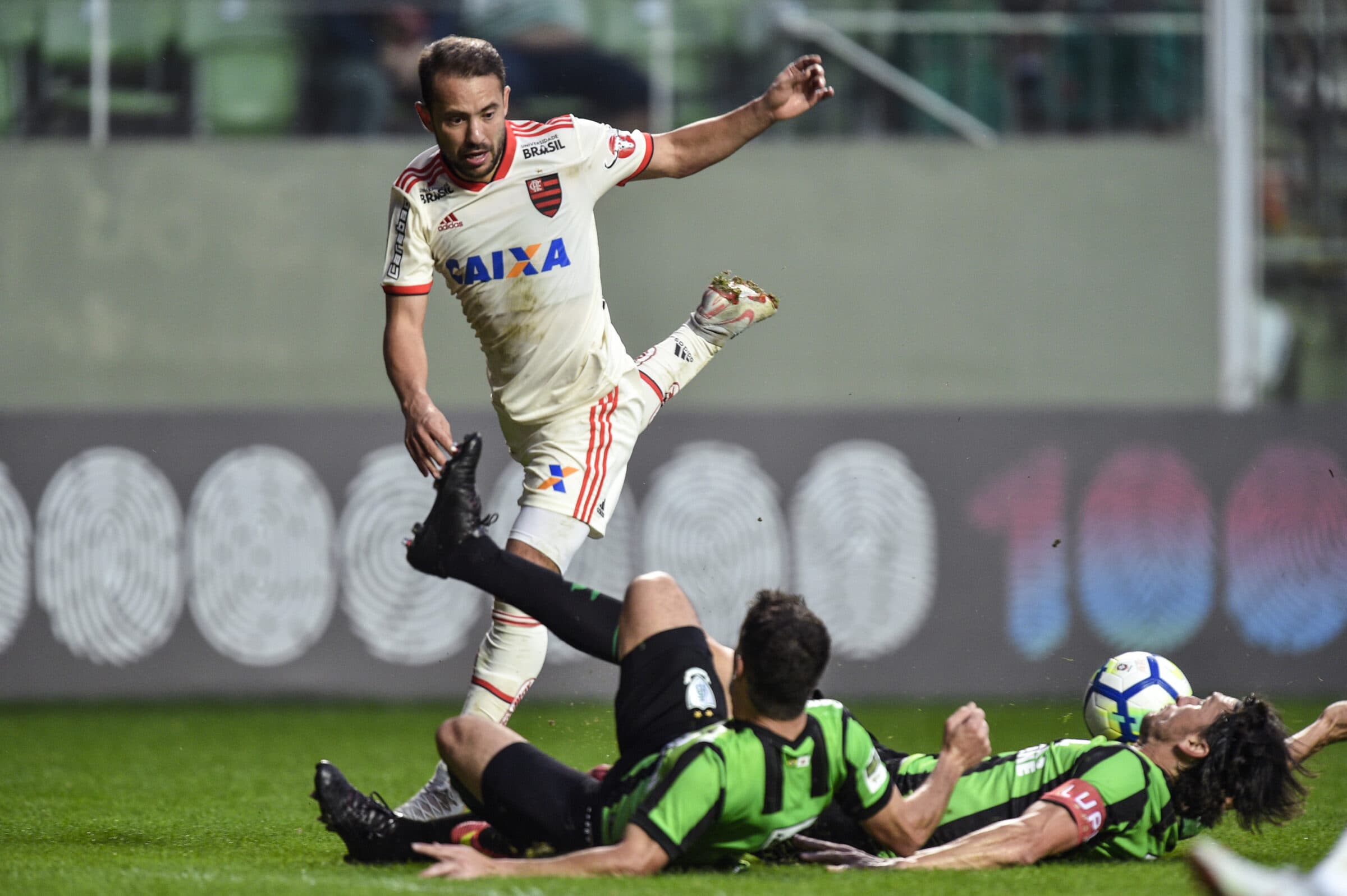 Everton Ribeiro em ação em Flamengo América MG