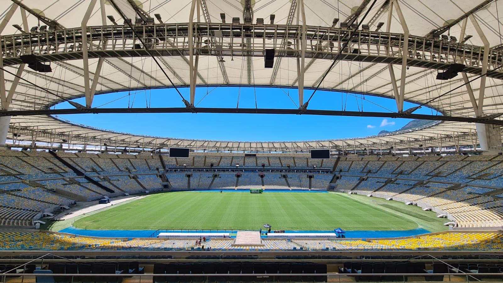 Maracanã recebendo tratamento no gramado; final da Libertadores pode gerar lucro para o Flamengo