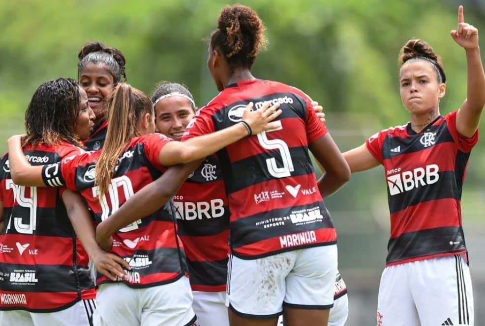 Jogadoras do Flamengo comemoram gol na Copa Rio Sub-20
