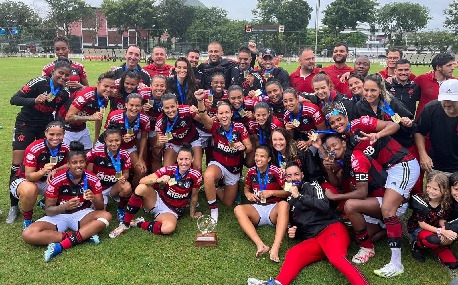 Flamengo comemora título do Carioca Feminino sobre o Botafogo