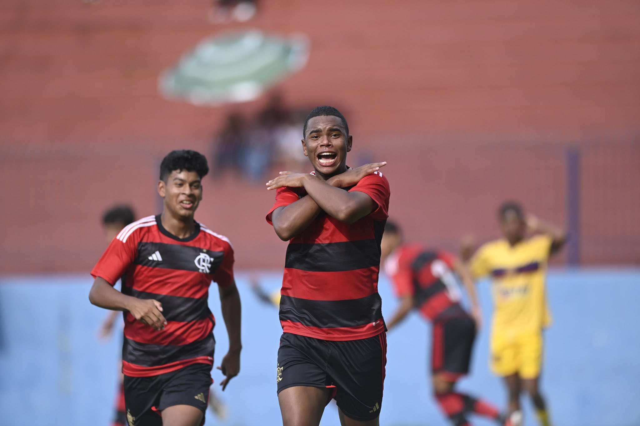Jogador da base do Flamengo comemora gol contra o Madureira; times voltam a se enfrentar pelo Carioca Sub-15