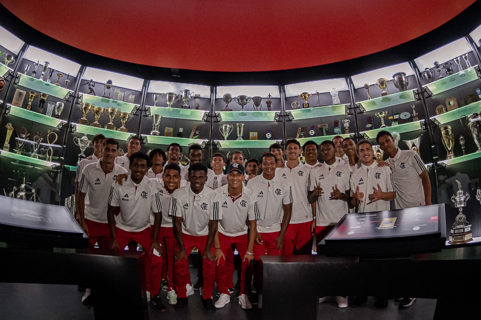 Elenco do Flamengo Sub-17 em visita ao Museu do Flamengo