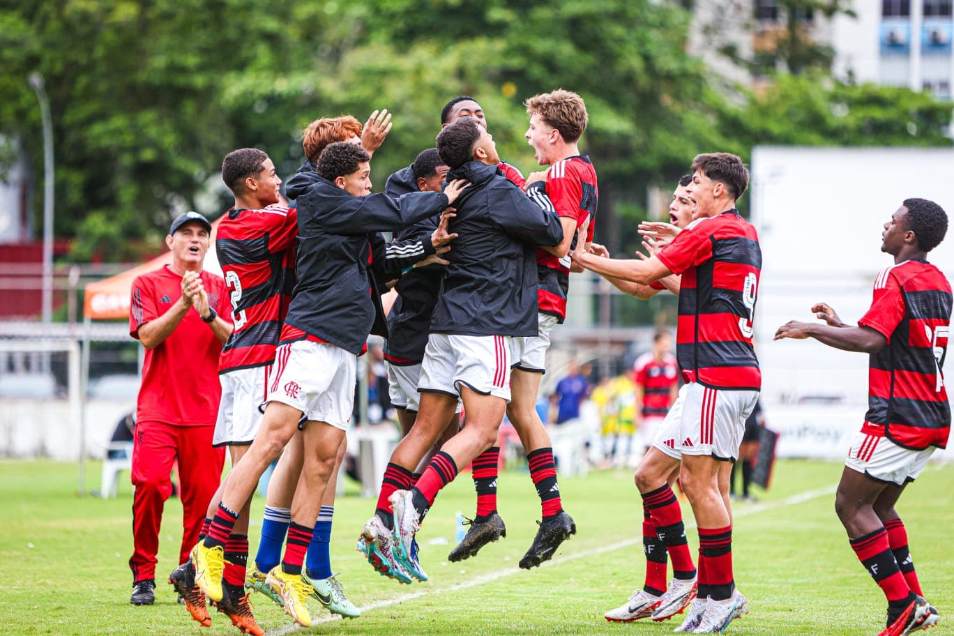 Garotada do Flamengo Sub-16 comemora vitória em jogo pelo Torneio Guilherme Embry