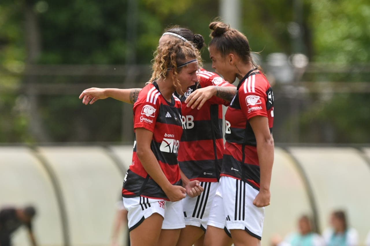 Jogadoras do Flamengo sub-20 comemoram vitória sobre o Botafogo pela Copa Rio Feminina da categoria