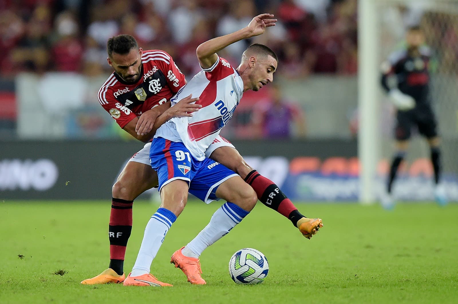 Thiago Maia desarma Thiago Galhardo no jogo entre Flamengo e Fortaleza pelo primeiro turno do Brasileirão
